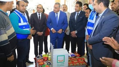 محافظ سوهاج يتفقد وصول 120 ألف كرتونة غذائية لتوزيعها على الأسر الفقيرة | صور
