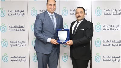 الرعاية الصحية تكرم الطبيب محمد طه بعد حصوله على براءة اختراع في القسطرة الطبية 