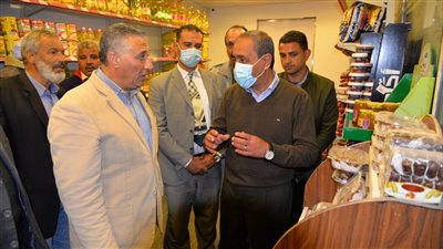 محافظ الإسماعيلية يتفقد معارض السلع الغذائية بأبوعطوة ليلا | صور 