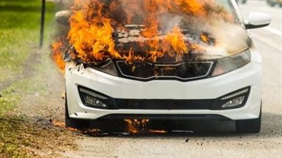 تفحم سيارة ملاكي التهمتها النيران أعلى كوبري أكتوبر