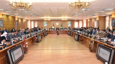 محافظ الشرقية يترأس اجتماع المجلس التنفيذي