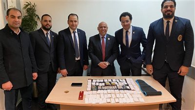 ضبط حشيش وأقراص مخدرة بحوزة راكب بمطار القاهرة