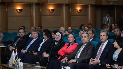 قمة المناخ.. شرم الشيخ تتحول للأخضر.. تنفيذ محطات طاقة شمسية بمطار شرم الشيخ و 9 فنادق