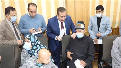 محافظ المنوفية يسلم 40 حالة مساعدات مالية وعينية قبيل شهر رمضان