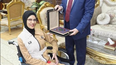 مواطنة من ذوي الهمم تهدي محافظ المنوفية كتاب الله 