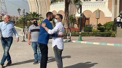 شريف عامر يصل مسجد الشرطة بالشيخ زايد لتشييع جنازة والدته | فيديو وصور 