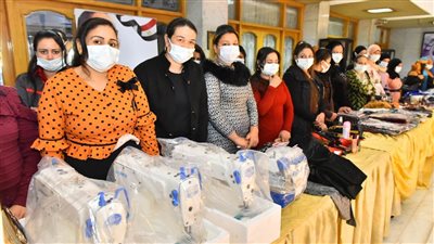 محافظ أسيوط يشهد حفل تخرج المتدربات على الحرف وتسليمهن معدات للعمل