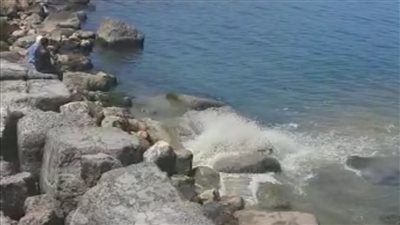 ماسورة صرف صحي تلوث شاطئ السرايا في الإسكندرية | فيديو 