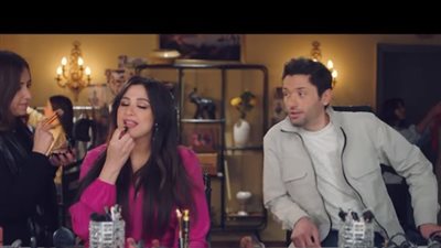 ياسمين عبدالعزيز تثير حيرة جمهورها بفيديو مع كريم محمود عبدالعزيز