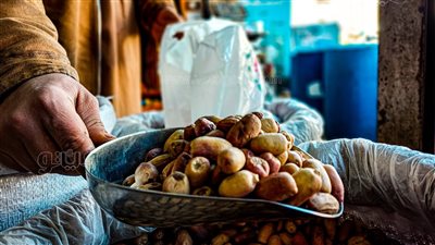 الروسي والأوكراني والشعراوي.. أشهر أنواع البلح على فرشة أم رحمة في السيدة زينب| فيديو