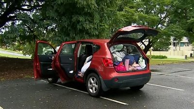 كراكون في الشارع.. عائلة من 5 أفراد تعيش في سيارة بكوينزلاند الأسترالية | صور