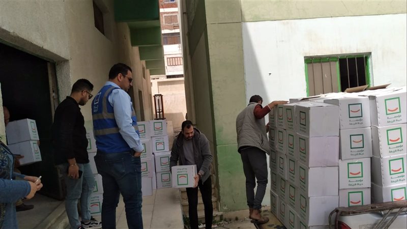  توزيع الصناديق الغذائية