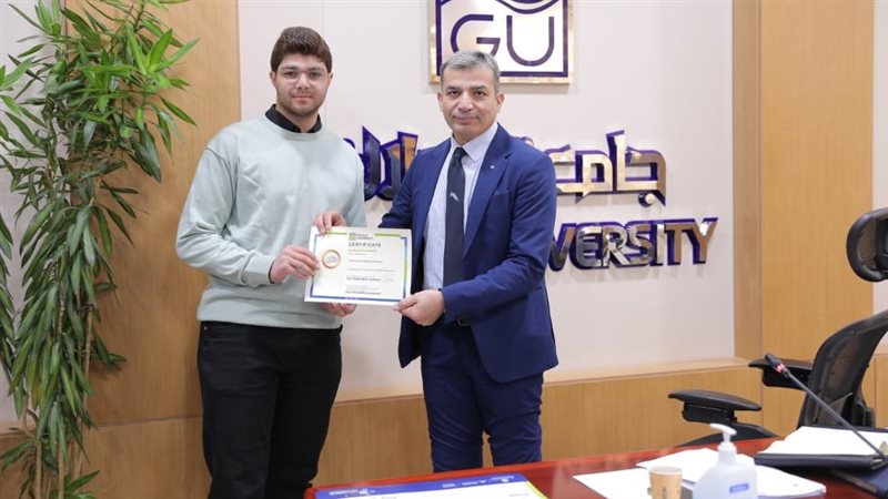 فوز 4 طلاب بكلية