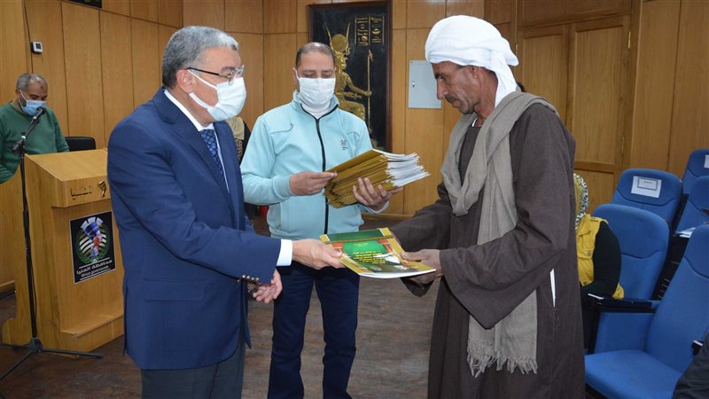 جانب من تسلم أوراق