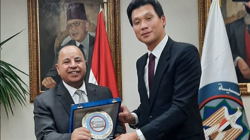 وزير المالية وسفير