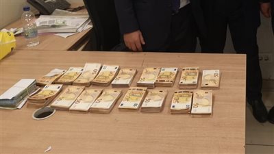 ضبط راكب أخفى 93 ألف يورو داخل علب أغذية جافة بمطار القاهرة 