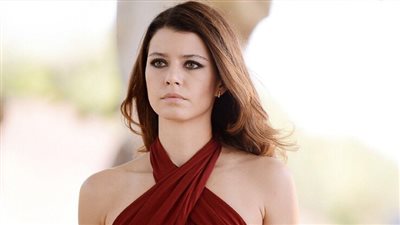 بسبب سخريتها من الحجاب.. الجمهور يفتح النار على الممثلة التركية بيرين سات 