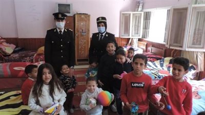 الشرطة تحتفل بيوم اليتيم..أجواء رمضانية وتوزيع هدايا على أسر السجناء| فيديو وصور