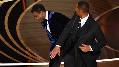 منتج حفل جوائز الأوسكار يكشف ما دار بين الشرطة وكريس روك بعد صفعة ويل سميث 