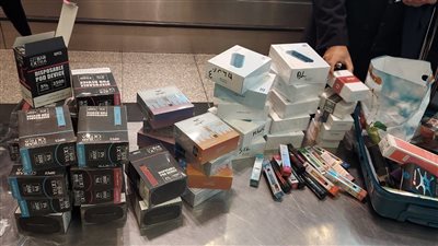 ضبط 275 شيشة اليكترونية بحوزة راكب بمطار القاهرة