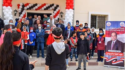 وكيل صحة الشرقية يشارك الأطفال الأيتام احتفالهم 