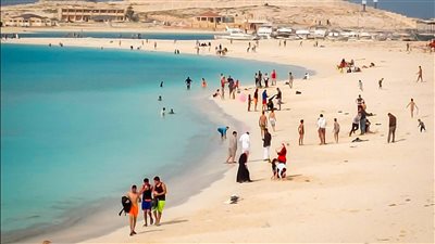 توافد العشرات من المواطنين على بحر مطروح| فيديو وصور