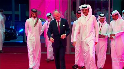 وصول أمير قطر ورئيس الفيفا لسحب قرعة كأس العالم