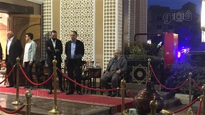 نشأت الديهي وعمرو عبد الحميد يقدمان واجب العزاء في والدة شريف عامر