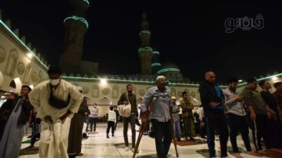 جنسيات مختلفة وقبلة واحدة.. أجواء روحانية في أول صلاة تراويح بالجامع الأزهر | صور