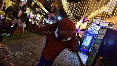 سبايدر مان ومشاهد استعراضية.. كيف استقبل شارع المعز ليلة رمضان الأولى | صور