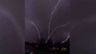 شاهد.. البرق الصاعد نادر الحدوث يظهر في سماء ولاية كنساس الأمريكية 