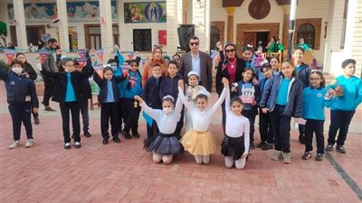 طلاب إحدى المدارس ببورسعيد يوزعون الفوانيس على المعلمين.. صور وفيديو