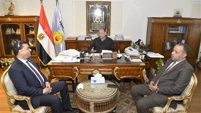 محافظ أسيوط يلتقي مدير مطار أسيوط الدولي لبحث التعاون المشترك