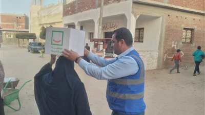 توزيع صناديق مواد غذائية بقرى حياة كريمة بالقنطرة شرق بالإسماعيلية| صور