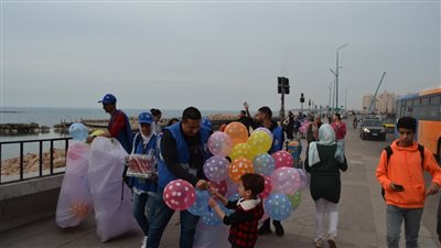  توزيع بالونات وفوانيس على كورنيش الإسكندرية احتفالا بشهر رمضان|صور 