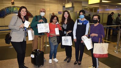 بتوزيع الفوانيس.. مصر للطيران تحتفل مع المسافرين بشهر رمضان 