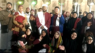 بالأناشيد والابتهالات.. أسرة إندونيسية تخطف أنظار رواد السيد البدوي | صور