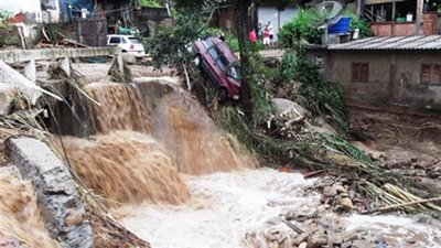 مقتل وإصابة 21 شخصا جراء فيضانات بالبرازيل 