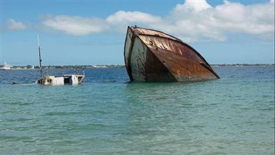 مصرع 3 أشخاص إثر انقلاب قارب سياحي في مياه خرمشهر بإيران