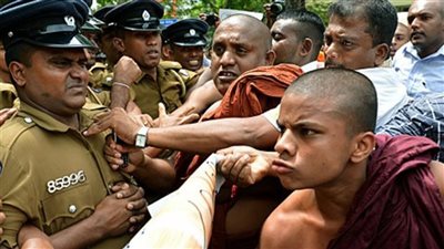 مئات الطلاب يتظاهرون بالقرب من مبنى البرلمان السريلانكي للمطالبة برحيل الرئيس 