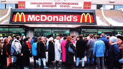 رغم العقوبات الغربية.. طوابير طويلة لمطعم ماكدونالدز بمحطة قطار موسكو