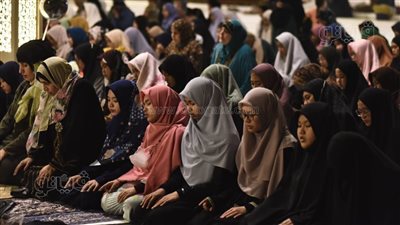 السيدات يتصدرن المشهد في صلاة التراويح بمسجد الحسين | صور