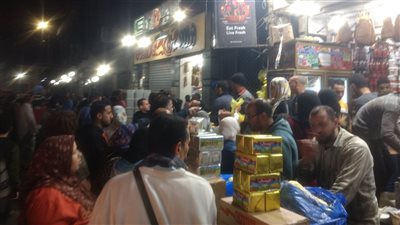 طرشي بلدي أشكال وألوان.. زحام على أحد محلات بيع المخللات في طنطا | صور