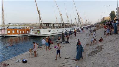 هروبا من حرارة الصيف.. اقبال أهالي الاقصرعلى كورنيش النيل lصور