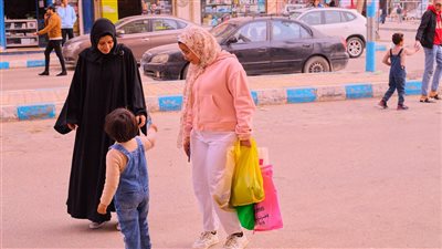 بطريقة مختلفة فى رمضان.. سيدتان تدخلان البهجة على أبنائهم في مطروح|صور