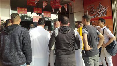 إقبال المواطنين على شراء المخللات بشبرا الخيمة في ثاني أيام رمضان | صور