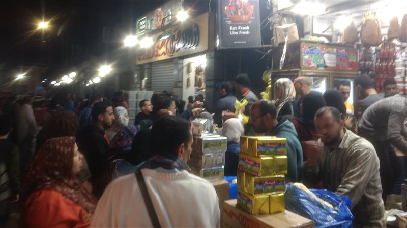 زحام على أحد محلات