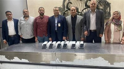 جمارك مطار سوهاج تحبط تهريب 6 هواتف محمولة وساعات ذكية