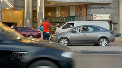 شباب يوزعون المياه والبلح لإفطار الصائمين أمام ممشى أهل مصر | فيديو وصور