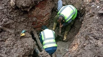 إصلاح كسر ماسورة مياه بشارع الكنيسة جنوب الجيزة | صور